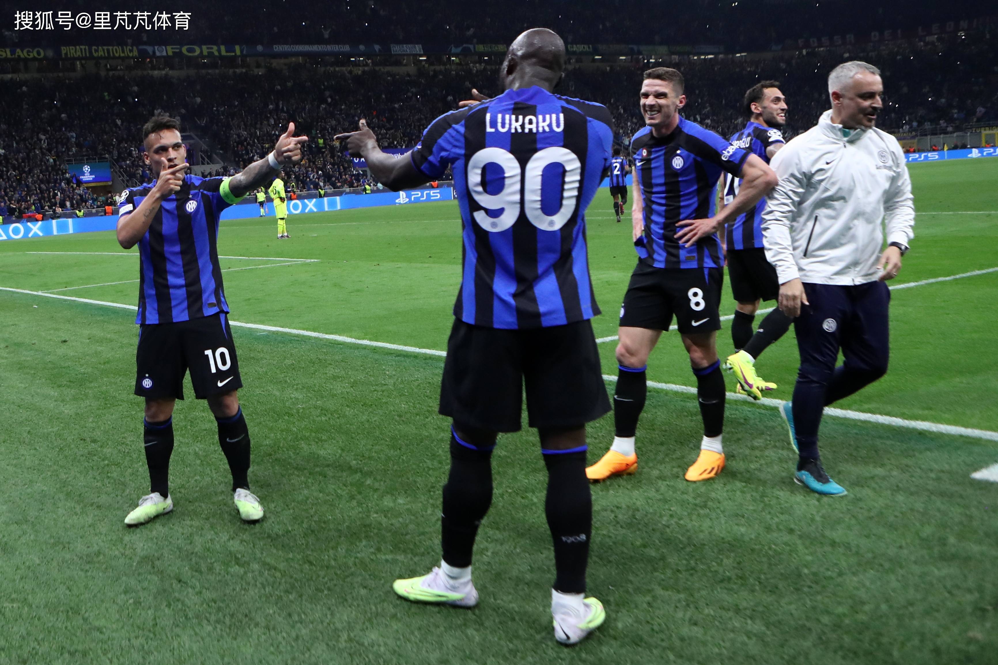 顶级球员在绿茵场上斗志昂扬,争夺胜利的简单介绍 顶级球员在绿茵场上斗志昂扬,争夺胜利的简单介绍