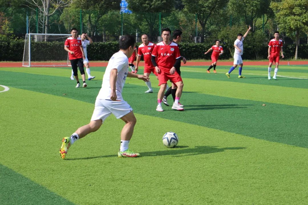 开云体育在线-足球比赛拉开序幕，场上精彩纷呈