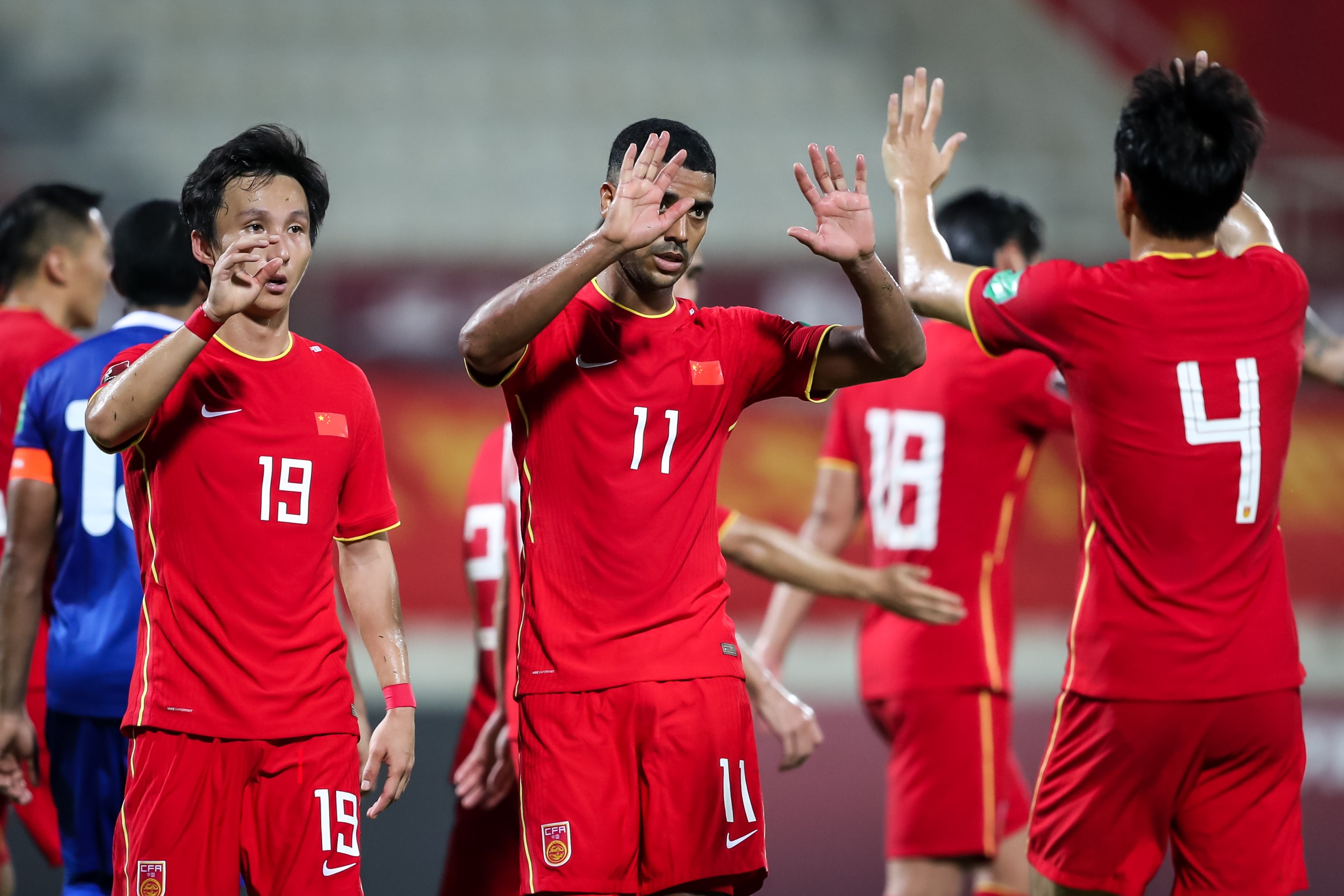 包含阿尔巴尼亚客场锁定出线资格，晋级实力强劲的词条