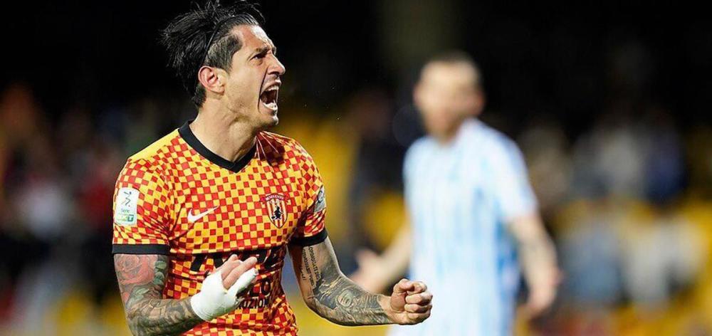 里昂前锋梅开二度,助球队逆转胜利 里昂前锋梅开二度,助球队逆转胜利