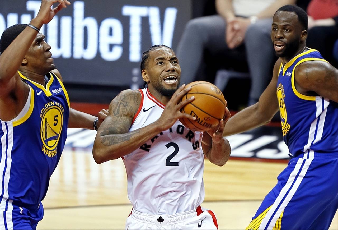 猛龙主场凯旋，伦纳德带领全队逆转击败对手