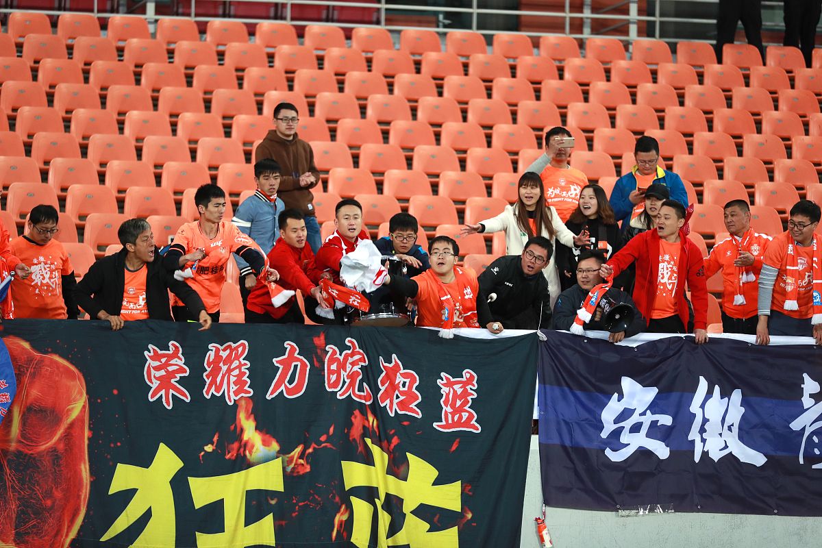 开云体育中国官网-球场上的奋力拼搏彰显球员团队精神