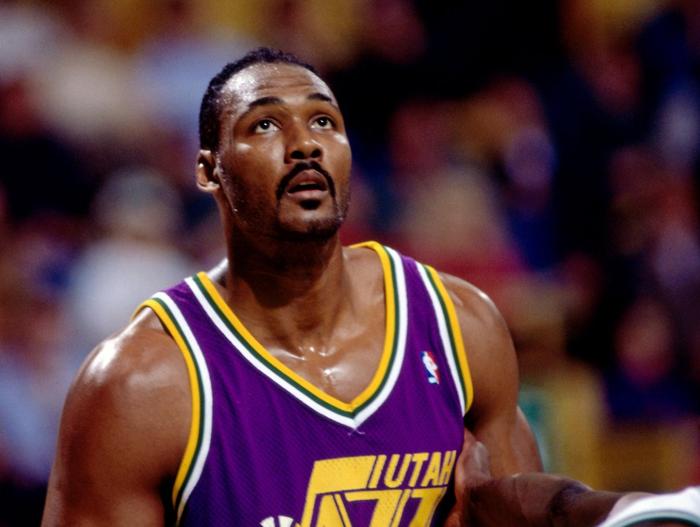 体坛传奇篮球巨星入选名人堂，成为不朽传奇