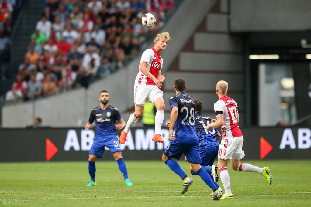 阿贾克斯客场战胜维迪斯，保持全胜