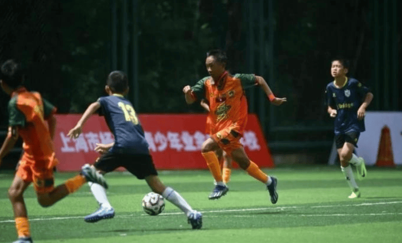 比赛中球队坚守阵地,抵挡对手攻势 比赛中球队坚守阵地,抵挡对手攻势