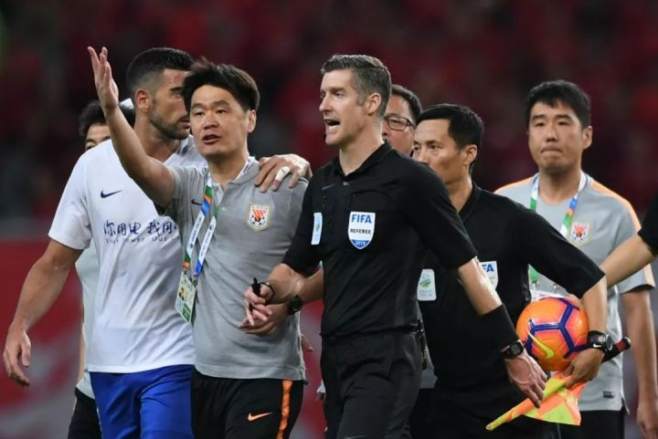 年轻球员积极斗志，带领球队夺冠