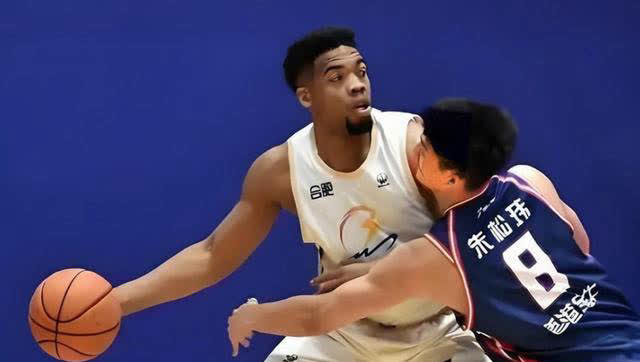 开云体育-一位老将在关键时刻挺身而出，助球队取胜